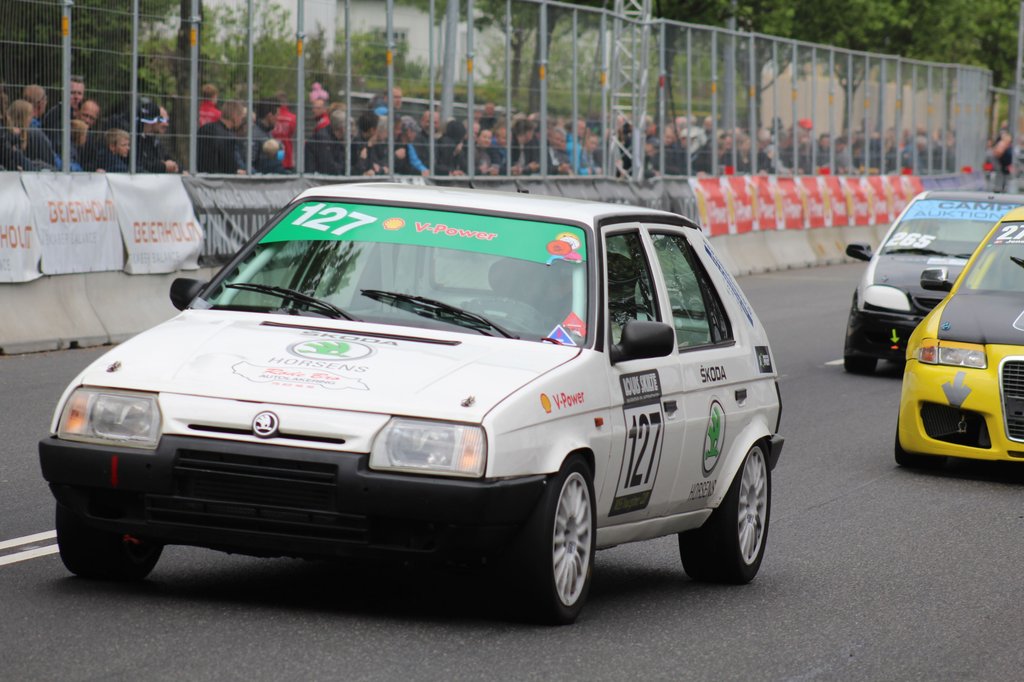 Chris Larsen var traditionen tro ude at lufte den hvide Skoda Favorit ved CRAA. Han havde det dog svært i Division 1 mod de bomstærke BMW’er i front.
(Foto: JJ Media)